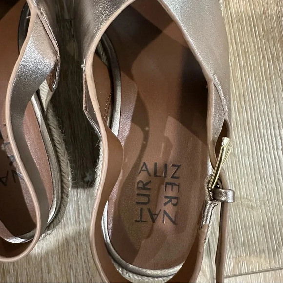 Naturalizer Women’s Silver Open Toe Buckle Espadrille Wedge Sandals Size 7.5 GUC - Picture 5 of 12